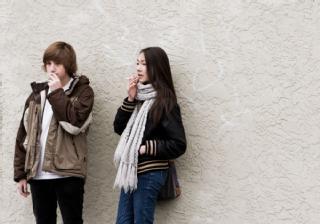 Eine Studie zeigt, dass es am besten mit dem Partner gelingt, das Rauchen aufzugeben