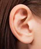 Bevor Sie Tropfen im Ohr anwenden, sollten Sie diese kurz in Hand oder Hosentasche vorwärmen