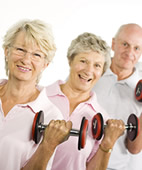 Wenn man genug Sport betreibt, muss Muskelkraft im Alter nicht abnehmen. 