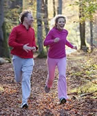 Frauen und Männer, die regelmäßig laufen gehen, erhöhen ihre Chancen älter zu werden