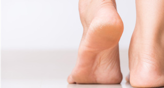 Bei stark beanspruchten Fußsohlen bildet der Körper mehr Hornhaut