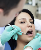 Wer kostenbewusst ist, sollte den Zahnarzt nach der Regelversorgung bei Zahnersatz fragen