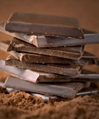 Inhaltsstoffe aus dunkler Schokolade können das Schlaganfallrisiko senken. Die gesundheitsförderlichen Bestandteile entstehen offenbar mithilfe menschlicher Darmkeime