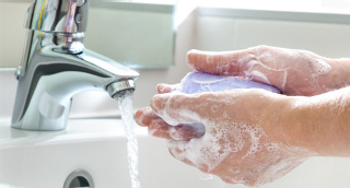 So geht’s: Hände gut einseifen und unter fließendem Wasser waschen