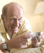 Senioren, die einmal in der Woche Computerspiele machen, sind oft glücklicher als Gleichaltrige, die nie spielen. Natürlich darf die Zeit vor dem Bildschirm nicht überhand nehmen