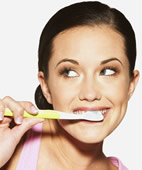 Menschen, die regelmäßig und gut ihre Zähne pflegen, reduzieren ihr Risiko, an Krebs zu erkranken