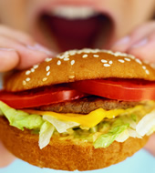 Lebensmittel, die tierproduktfrei sind, enthalten laut einer Untersuchung unter anderem oft viel Fett und Aromen