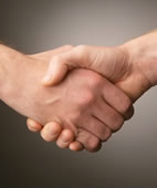 Ein kräftiger Händedruck ist eine freundliche Begrüßung und kann auch ein Anzeichen für einen guten Gesundheitsstand sein