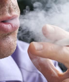Je früher morgens Raucher zur ersten Zigarette greifen, desto stärker sind sie von Nikotin abhängig, zeigt eine Studie 